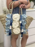 Nagyméretű, merev fazonú, cipzáras, kagylóval díszített, nyári, fonott, rattan táska. 53 x 29 x 17 cm.