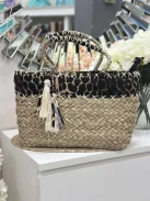 Nagyméretű, merev fazonú, cipzáras, nyári, fonott, rattan táska. 45 x 25 x 18 cm.