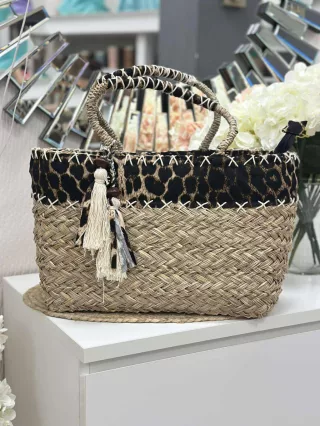   Nagyméretű, merev fazonú, cipzáras, nyári, fonott, rattan táska. 45 x 25 x 18 cm.