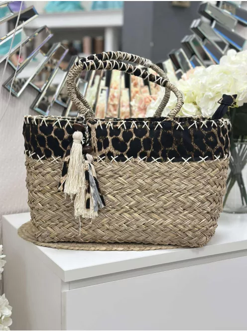 Nagyméretű, merev fazonú, cipzáras, nyári, fonott, rattan táska. 45 x 25 x 18 cm.