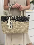 Nagyméretű, merev fazonú, cipzáras, nyári, fonott, rattan táska. 45 x 25 x 18 cm.