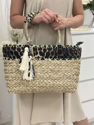   Nagyméretű, merev fazonú, cipzáras, nyári, fonott, rattan táska. 45 x 25 x 18 cm.