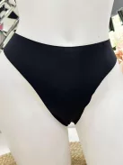 Extra rugalmas anyagú, mikroszálas, varrás nélküli, kényelmes tanga bugyi. A lézervágott bugyik láthatatlanok maradnak a szorosabb ruhák alatt is.