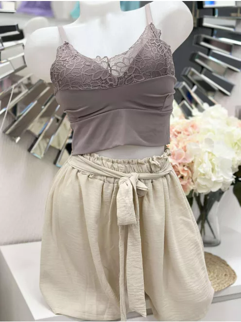 Lézervágott, mikroszálas, rugalmas anyagú, push up, szivacsbetétes, csipkés bralette melltartó. Merevítő nélkül. S-L méretre ajánljuk.