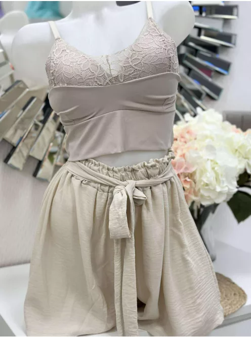 Lézervágott, mikroszálas, rugalmas anyagú, push up, szivacsbetétes, csipkés bralette melltartó. Merevítő nélkül. S-L méretre ajánljuk.