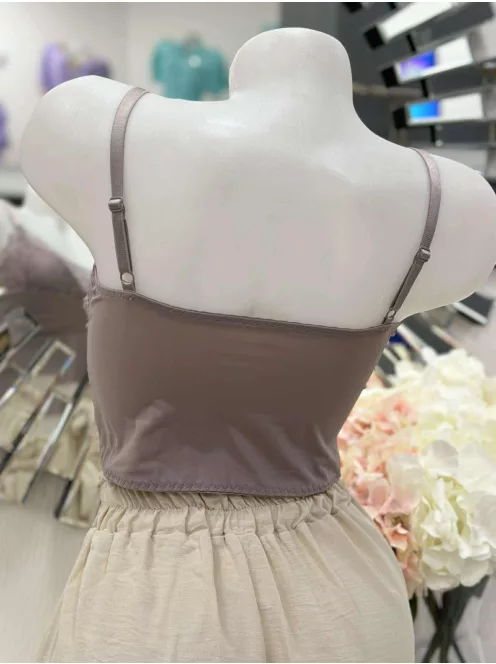 Lézervágott, mikroszálas, rugalmas anyagú, push up, szivacsbetétes, csipkés bralette melltartó. Merevítő nélkül. S-L méretre ajánljuk.