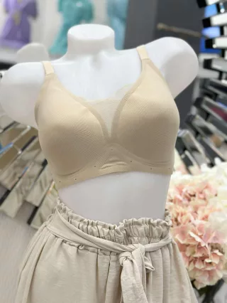   Rugalmas anyagú, mikroszálas, varrás nélküli, kényelmes, kivehető szivacsbetétes melltartó. Tökéletes tartást biztosít, lézervágott fazonja miatt, pedig láthatatlan marad.