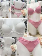 Csinos, szatén hatású, fehérnemű szett. Állítható pántú, push up melltartó tangabugyival. S-XL méretekben.