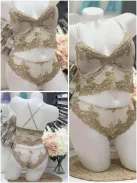 Csinos, rugalmas anyagú, csipkés, fehérnemű szett. Kivehető szivacsbetétes, keresztpántos bralette, brazil fazonú bugyival. S-XL méretekben.