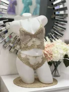 Csinos, rugalmas anyagú, csipkés, fehérnemű szett. Kivehető szivacsbetétes, keresztpántos bralette, brazil fazonú bugyival. S-XL méretekben.