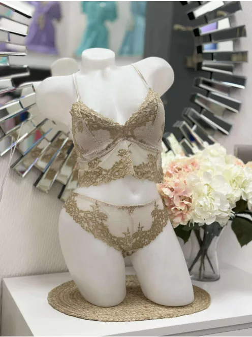 Csinos, rugalmas anyagú, csipkés, fehérnemű szett. Kivehető szivacsbetétes, keresztpántos bralette, brazil fazonú bugyival. S-XL méretekben.