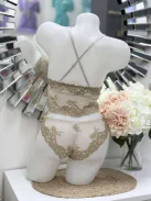 Csinos, rugalmas anyagú, csipkés, fehérnemű szett. Kivehető szivacsbetétes, keresztpántos bralette, brazil fazonú bugyival. S-XL méretekben.