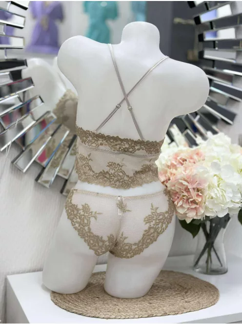 Csinos, rugalmas anyagú, csipkés, fehérnemű szett. Kivehető szivacsbetétes, keresztpántos bralette, brazil fazonú bugyival. S-XL méretekben.