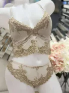 Csinos, rugalmas anyagú, csipkés, fehérnemű szett. Kivehető szivacsbetétes, keresztpántos bralette, brazil fazonú bugyival. S-XL méretekben.