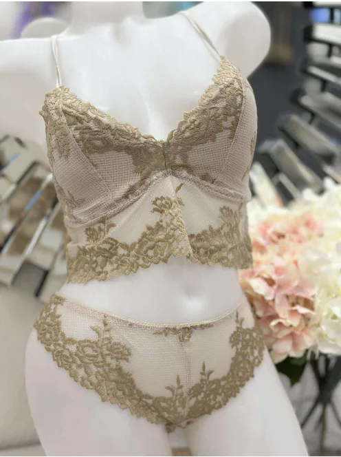 Csinos, rugalmas anyagú, csipkés, fehérnemű szett. Kivehető szivacsbetétes, keresztpántos bralette, brazil fazonú bugyival. S-XL méretekben.