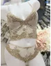   Csinos, rugalmas anyagú, csipkés, fehérnemű szett. Kivehető szivacsbetétes, keresztpántos bralette, brazil fazonú bugyival. S-XL méretekben.