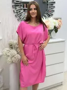 Lenge, bő fazonú, felsliccelt, nem rugalmas anyagú, kerek nyakú, megkötős ruha. (M-XL méretre ajánljuk.)