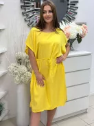 Lenge, bő fazonú, felsliccelt, nem rugalmas anyagú, kerek nyakú, megkötős ruha. (M-XL méretre ajánljuk.)