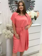 Lenge, bő fazonú, felsliccelt, nem rugalmas anyagú, kerek nyakú, megkötős ruha. (M-XL méretre ajánljuk.)