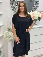 Lenge, bő fazonú, felsliccelt, nem rugalmas anyagú, kerek nyakú, megkötős ruha. (M-XL méretre ajánljuk.)