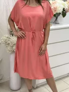 Lenge, bő fazonú, felsliccelt, nem rugalmas anyagú, kerek nyakú, megkötős ruha. (M-XL méretre ajánljuk.)