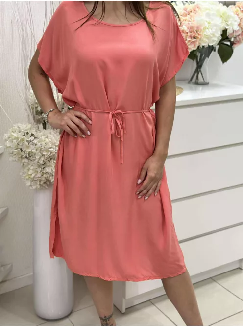 Lenge, bő fazonú, felsliccelt, nem rugalmas anyagú, kerek nyakú, megkötős ruha. (M-XL méretre ajánljuk.)