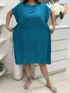 Lenge, bő fazonú, felsliccelt, nem rugalmas anyagú, kerek nyakú, megkötős ruha. (M-XL méretre ajánljuk.)