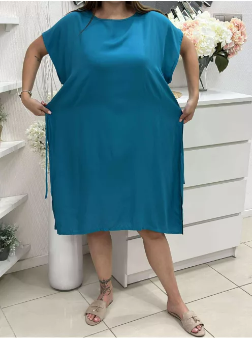 Lenge, bő fazonú, felsliccelt, nem rugalmas anyagú, kerek nyakú, megkötős ruha. (M-XL méretre ajánljuk.)