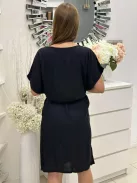 Lenge, bő fazonú, felsliccelt, nem rugalmas anyagú, kerek nyakú, megkötős ruha. (M-XL méretre ajánljuk.)