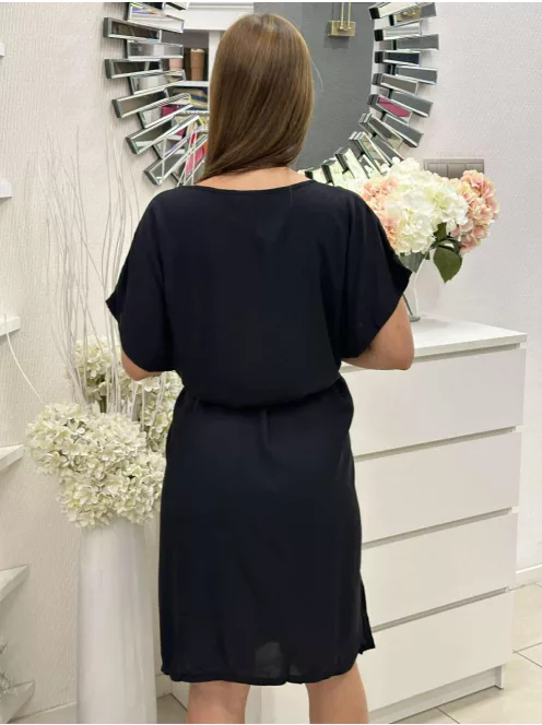 Lenge, bő fazonú, felsliccelt, nem rugalmas anyagú, kerek nyakú, megkötős ruha. (M-XL méretre ajánljuk.)