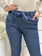 Rugalmas anyagú, farmer hatású, magas, gumis derekú, zsebes, megkötős nadrág. A Modell S méretet visel.