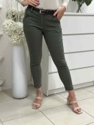 Rugalmas anyagú, magas derekú, zsebes, cipzáras, csinos nadrág övvel. A Modell S méretet visel. (S és M méretekben.)