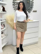 Velúr hatású skort övvel