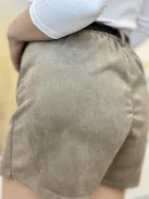 Velúr hatású skort övvel