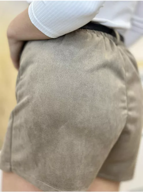 Velúr hatású skort övvel