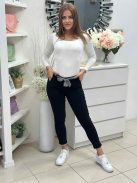 Extra rugalmas anyagú, magas, gumis derekú, zsebes, megkötős nadrág. A Modell S méretet visel.