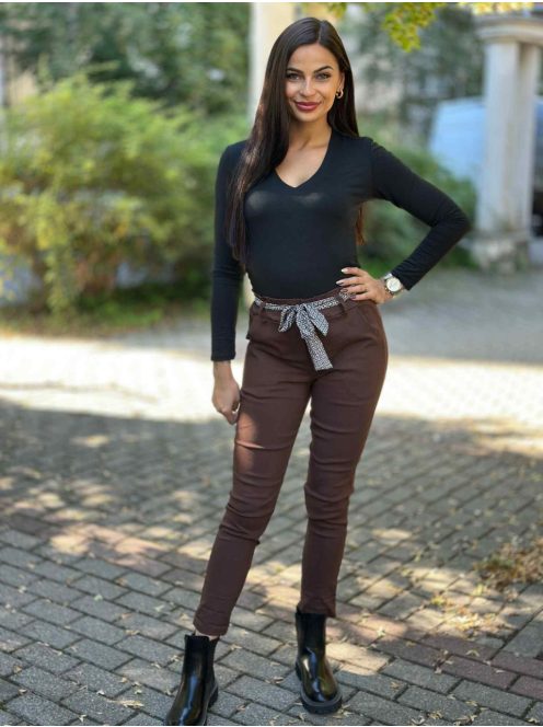 Extra rugalmas anyagú, magas, gumis derekú, zsebes, megkötős nadrág. A Modell S méretet visel.