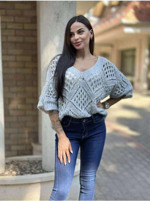 Rugalmas, pihe-puha, kötött, V kivágású, lenge pulcsi. (S-XL méretre ajánljuk.)