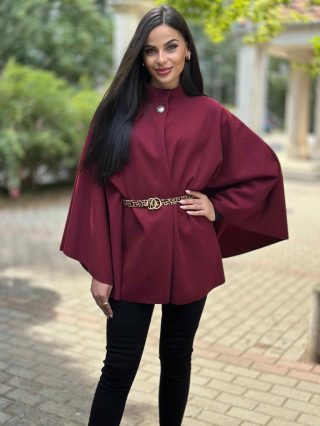   Szövet hatású, lenge fazonú, béleletlen, nem rugalmas anyagú, gombos, vékony, átmeneti poncsó övvel. (S-XL méretre ajánljuk.)