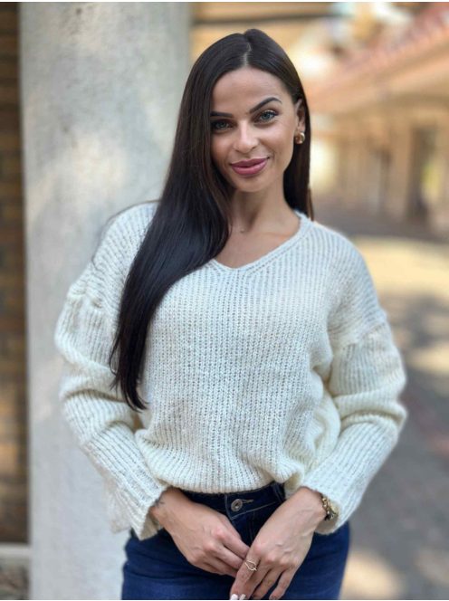 Rugalmas, lenge fazonú, vastag, kötött pulcsi. (S-L méretre ajánljuk.)