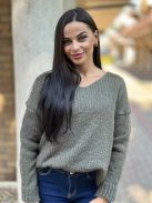 Rugalmas, lenge fazonú, vastag, kötött pulcsi. (S-L méretre ajánljuk.)