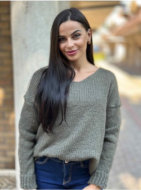 Rugalmas, lenge fazonú, vastag, kötött pulcsi. (S-L méretre ajánljuk.)