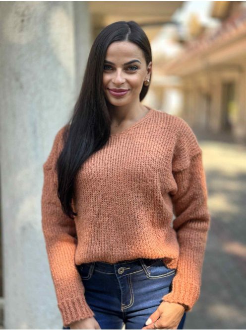 Rugalmas, lenge fazonú, vastag, kötött pulcsi. (S-L méretre ajánljuk.)