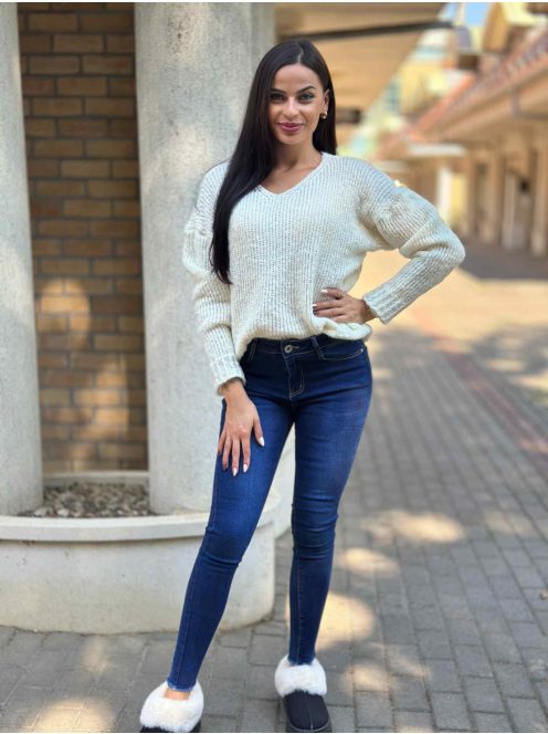 Rugalmas, lenge fazonú, vastag, kötött pulcsi. (S-L méretre ajánljuk.)