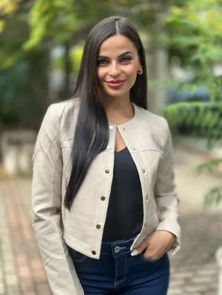   Bélelt, patentos, zsebes, nem rugalmas anyagú, puha, műbőr kabát. A Modell S méretet visel. (S-XL méretekben.)