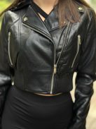 Bélelt, rövid, gumis derekú, zsebes, cipzáras, puha műbőr kabát. A Modell S méretet visel. (S-XL méretekben.)