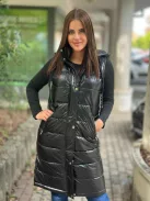 Bélelt, fényes, nem rugalmas anyagú, zsebes, cipzáras, kapucnis mellény. A Modell S méretet visel. (S-XXL méretekben.)