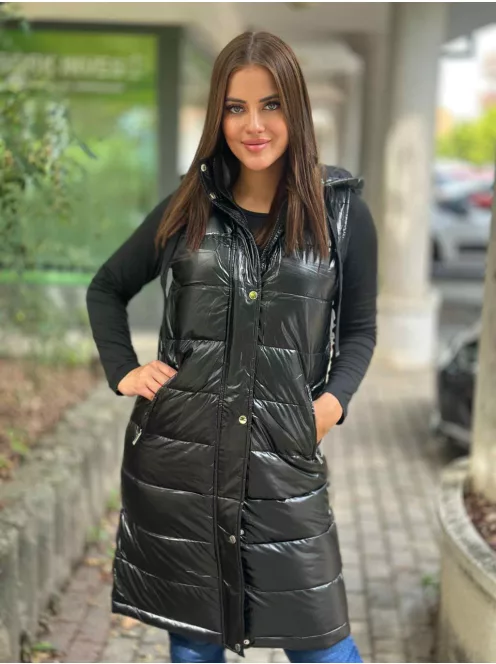Bélelt, fényes, nem rugalmas anyagú, zsebes, cipzáras, kapucnis mellény. A Modell S méretet visel. (S-XXL méretekben.)