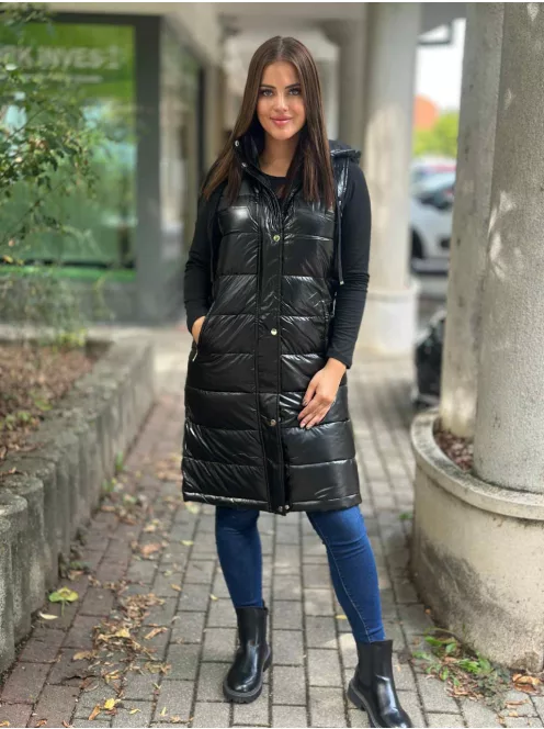 Bélelt, fényes, nem rugalmas anyagú, zsebes, cipzáras, kapucnis mellény. A Modell S méretet visel. (S-XXL méretekben.)