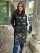 Bélelt, fényes, nem rugalmas anyagú, zsebes, cipzáras, kapucnis mellény. A Modell S méretet visel. (S-XXL méretekben.)
